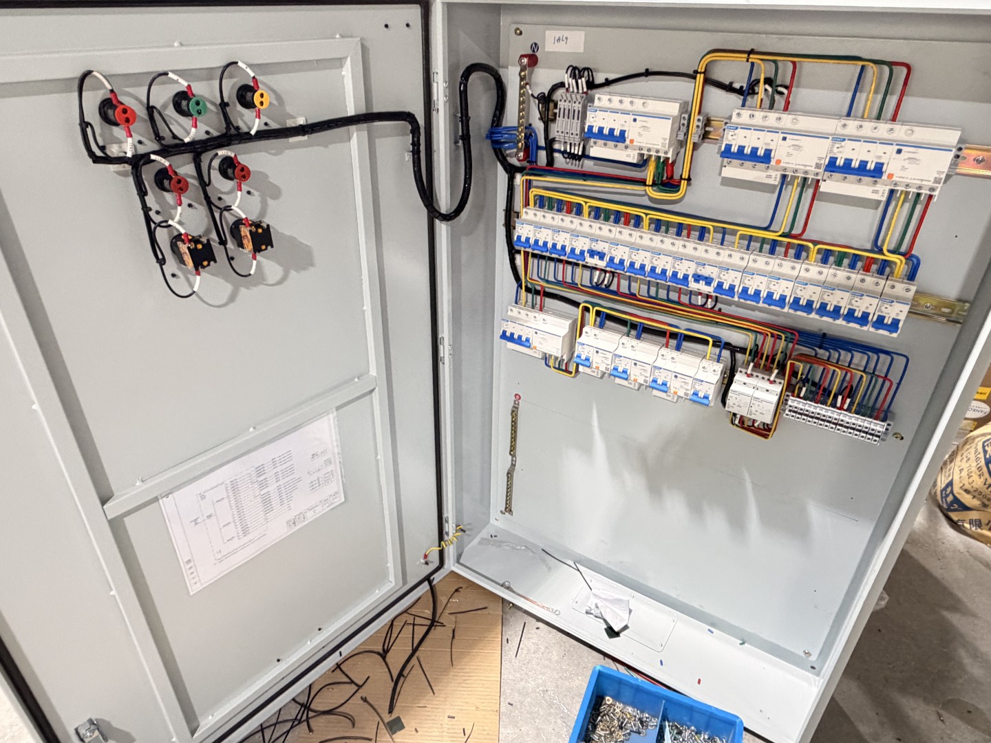 internal wiring setup inside a sub distribution board showing cable terminations internal wiring setup inside a sub distribution board showing cable terminations
