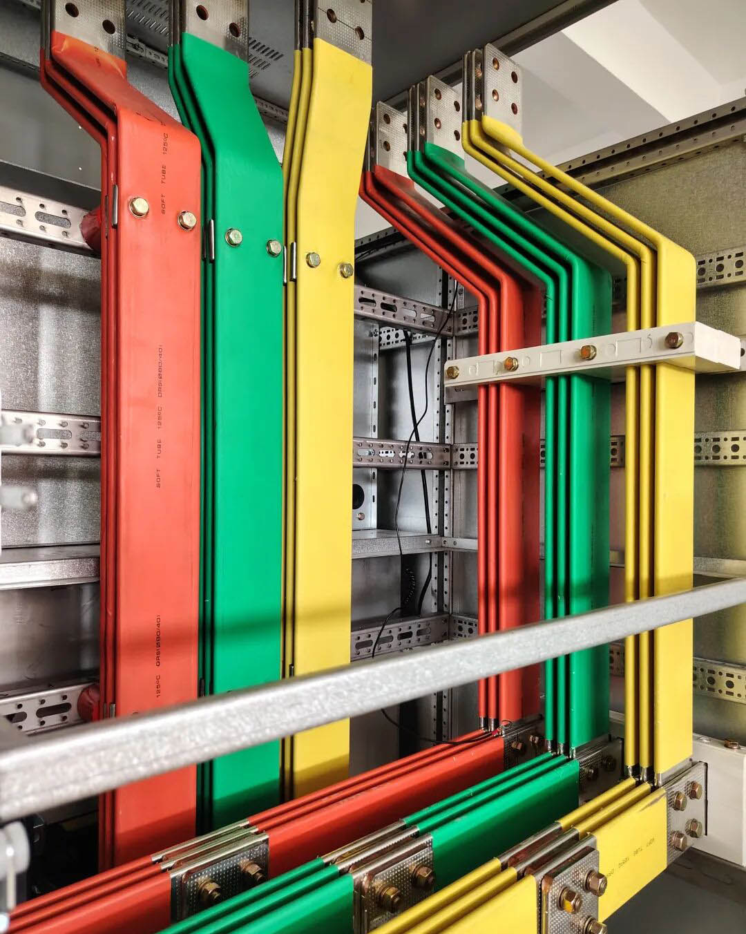motor control center internal busbar connection